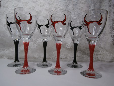 Verres à eau twist taureaux stylisés noir/rouge.Existe en verres à vin. 38e